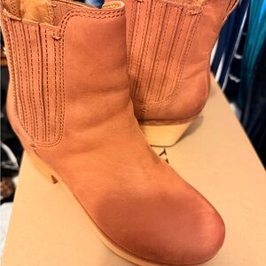 FRYE AND CO. Chestnut Leather Ankle Booties